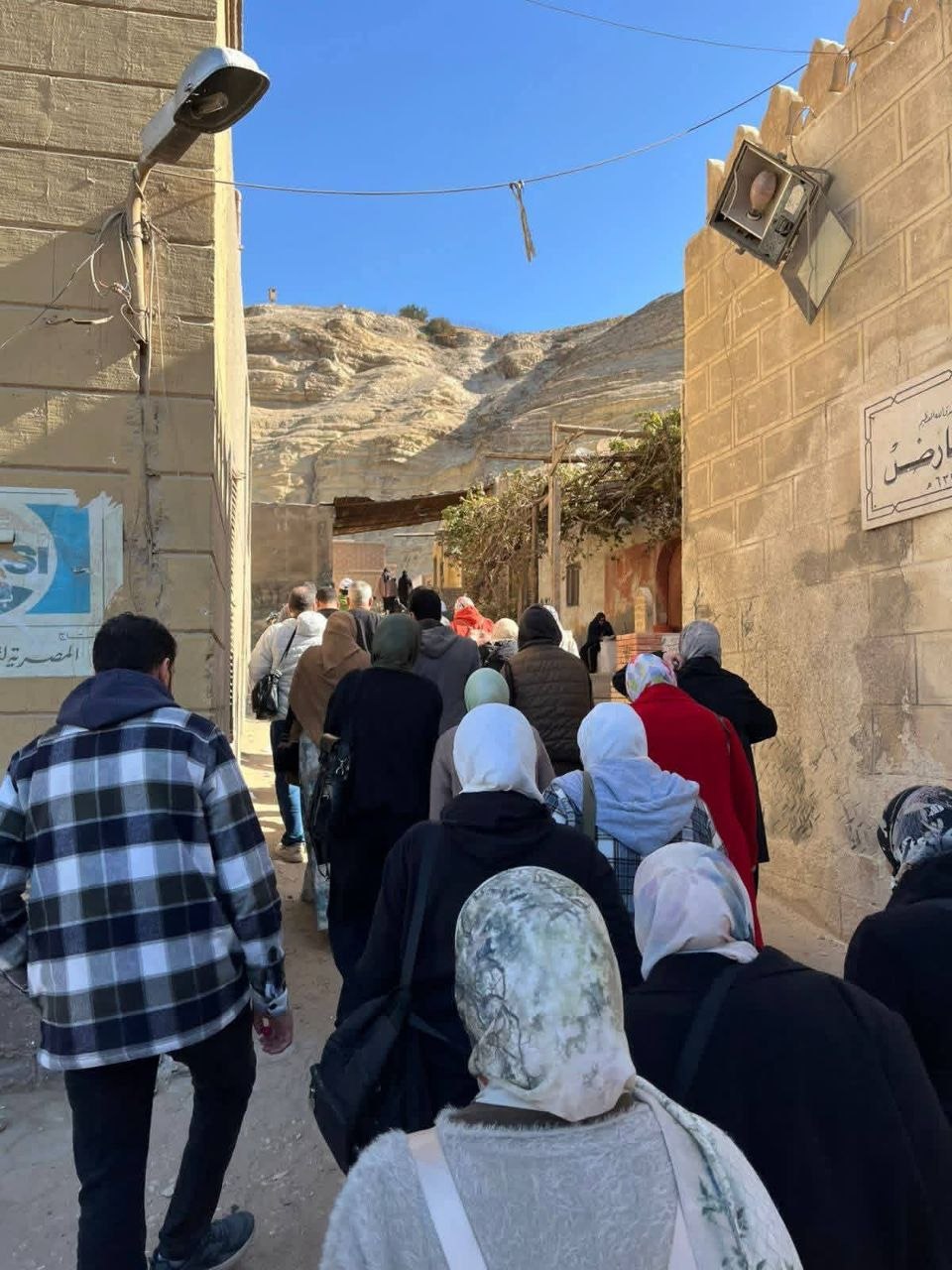 المجموعة أثناء المشي في حارة قديمة