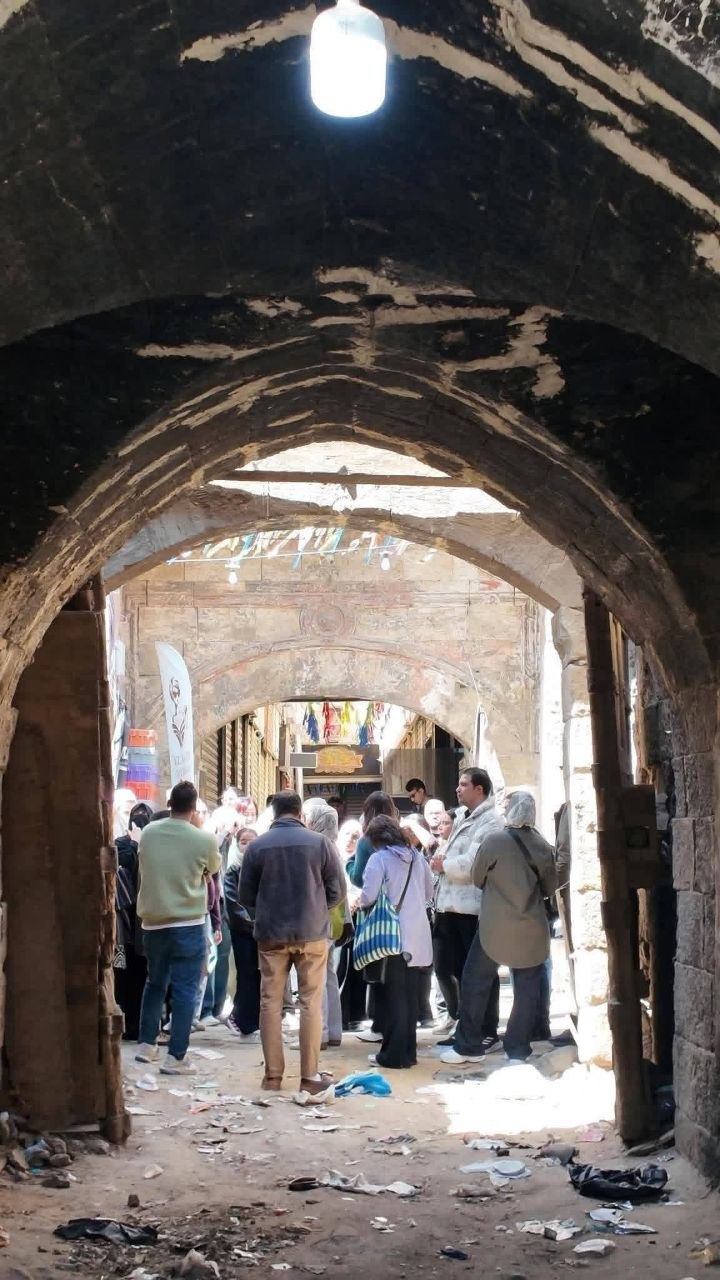المجموعة تمر من تحت قوس أثري