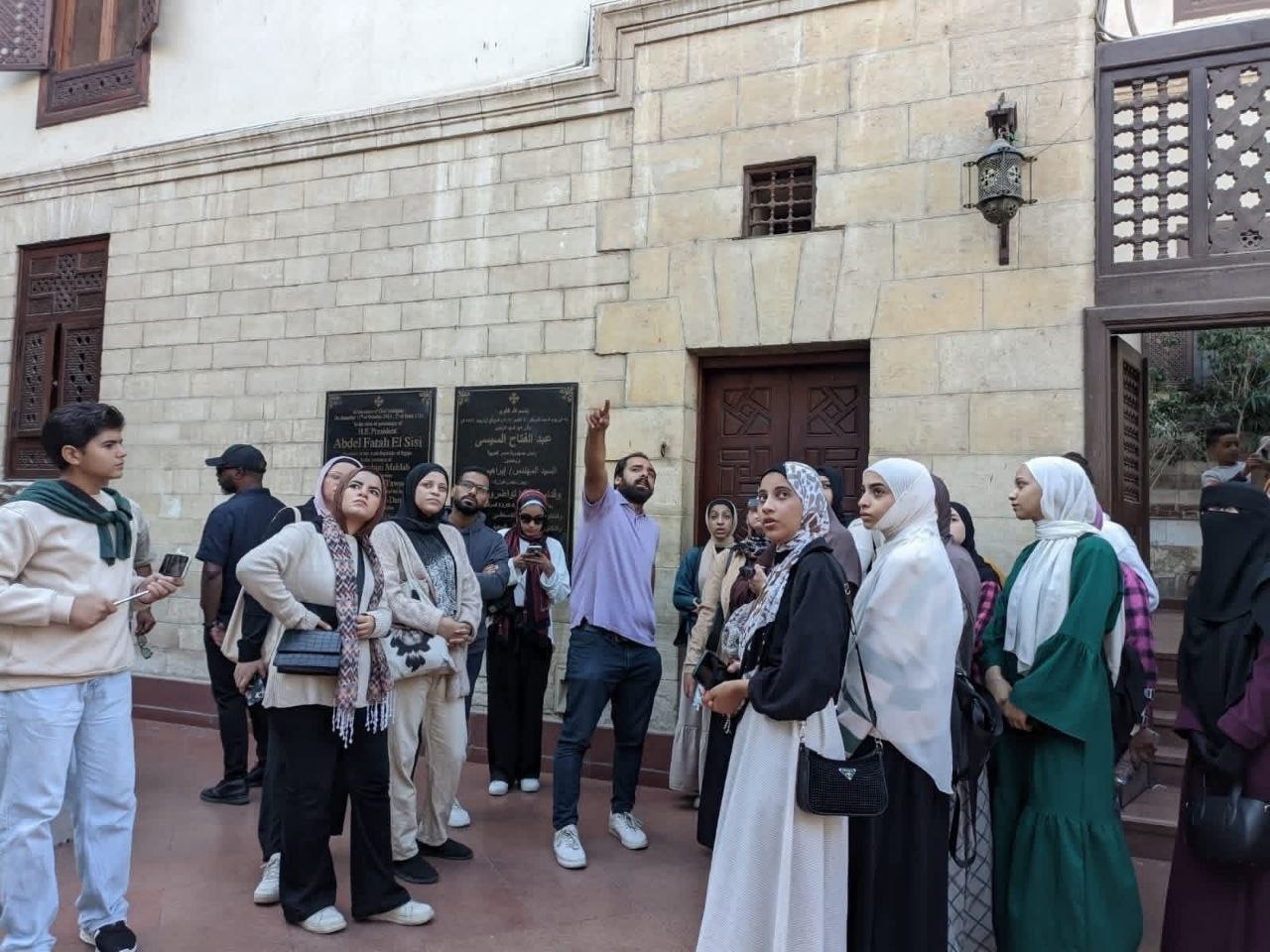 المجموعة أثناء الاستماع للشرح في حي تاريخي