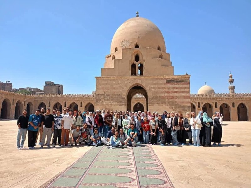 مجموعة داخل صحن مسجد أثري