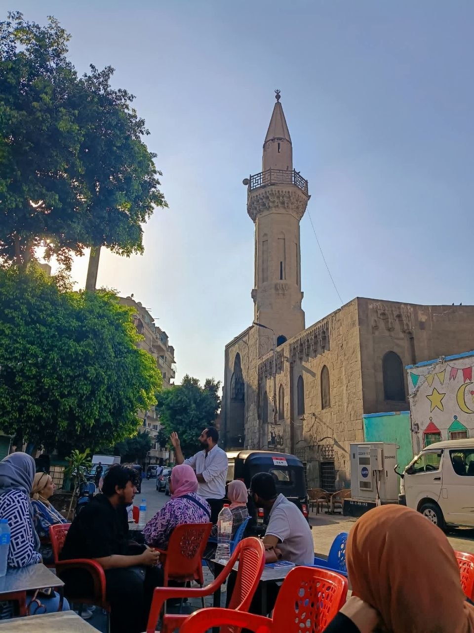 جلسة شرح في مقهى شعبي بجانب مئذنة أثرية